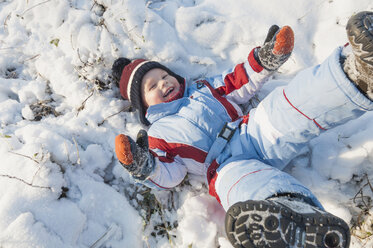 Deutschland, kleiner Junge hat Spaß im Schnee - MJF000770