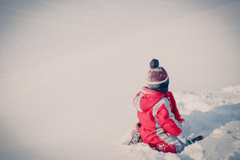 Deutschland, kleiner Junge hat Spaß im Schnee, lizenzfreies Stockfoto