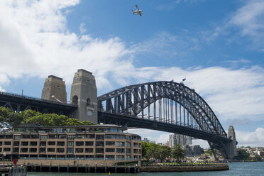 Australien, New South Wales, Sydney, Blick auf die Harbour Bridge - FB000211