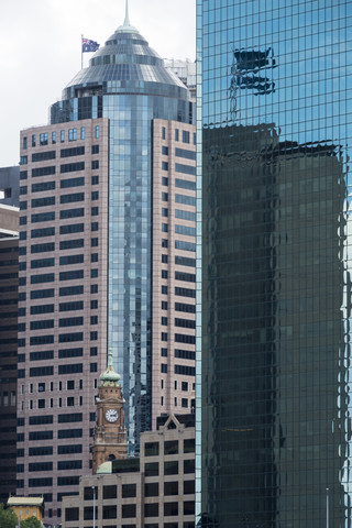 Australien, New South Wales, Sydney, alter Turm zwischen Wolkenkratzern, lizenzfreies Stockfoto