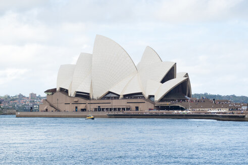 Australien, New South Wales, Sydney, Blick auf die Oper von Sydney - FBF000200