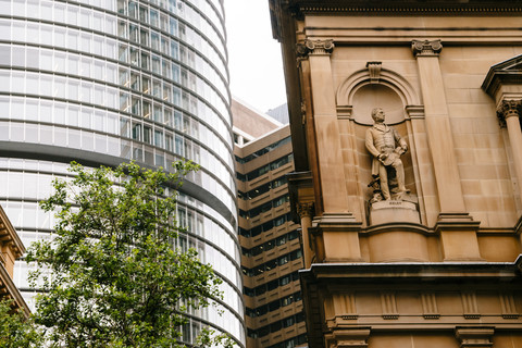 Australien, New South Wales, Sydney, Blick auf die Fassade eines Wolkenkratzers und die Statue von John Oxley an der Fassade des Department of Lands Building, lizenzfreies Stockfoto
