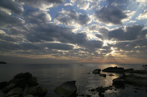 Malawi, Likoma Island, Blick auf den Malawi-See bei Sonnenuntergang - JBAF000003