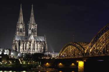 Deutschland, Nordrhein-Westfalen, Köln, Kölner Dom und Hohenhollernbrücke über den Rhein bei Nacht - ZMF000193