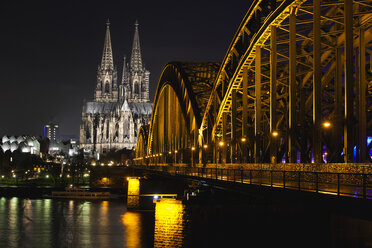 Germany, North Rhine-Westphalia, Cologne, Cologne Cathedral and Hohenhollern Bridge over the Rhine river by night - ZMF000194
