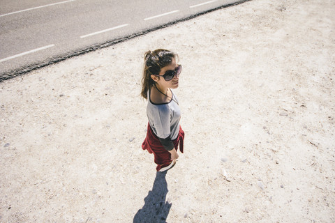 Frau mit Sonnenbrille in Bewegung, lizenzfreies Stockfoto