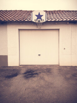 Deutschland, Baden-Württemberg, Tuebingen, Garage mit Basketballkorb - LVF000533