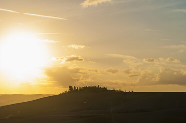 Italien, Toskana, Val d'Orcia, Hügellandschaft bei Sonnenuntergang - MJF000837