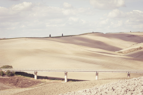 Italien, Toskana, Val d'Orcia, Hügellandschaft mit Brücke, lizenzfreies Stockfoto