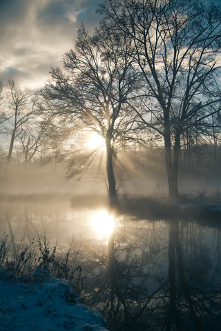 Deutschland, Bayern, Landshut, Winterlandschaft mit Morgensonne, lizenzfreies Stockfoto