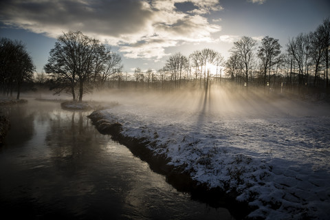 Deutschland, Bayern, Landshut, Winterlandschaft mit Morgensonne, lizenzfreies Stockfoto