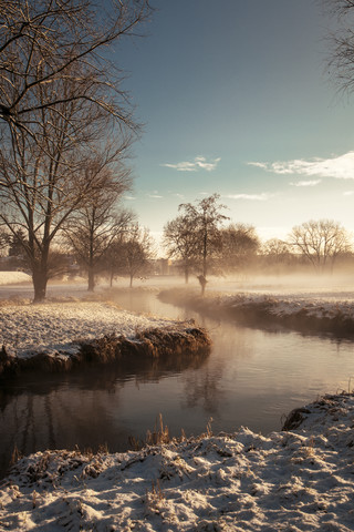 Deutschland, Bayern, Landshut, Winterlandschaft mit Morgensonne, lizenzfreies Stockfoto