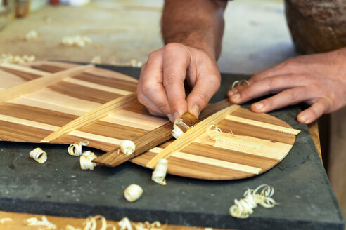 Gitarrenbauer in seiner Werkstatt, Nahaufnahme - TC003849