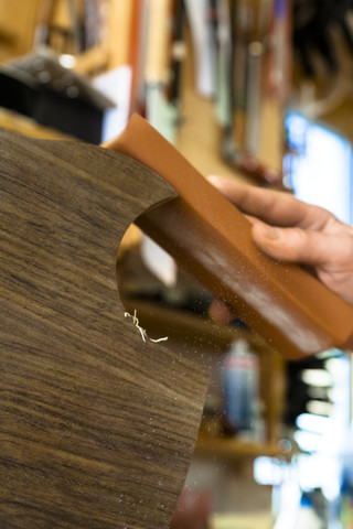 Gitarrenbauer in seiner Werkstatt, Nahaufnahme, lizenzfreies Stockfoto