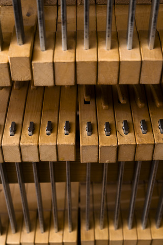 Klammern in einer Werkstatt eines Gitarrenbauers, lizenzfreies Stockfoto