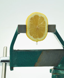 Auspressen einer halben Zitrone mit Schraubstock - AKF000307