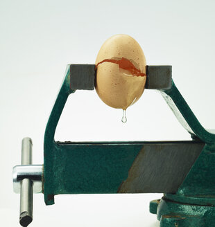 Zerbrochenes Ei unter Druck im Schraubstock - AKF000308