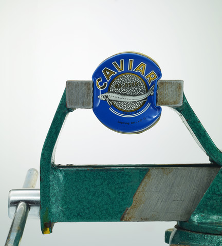 Dose Kaviar unter Druck im Schraubstock aufbewahren, lizenzfreies Stockfoto