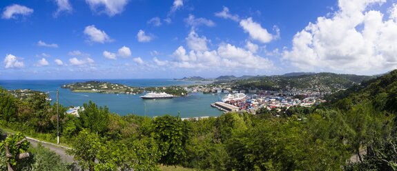 Karibik, Kleine Antillen, St. Lucia, Blick auf Castries und Hafen - AMF001780