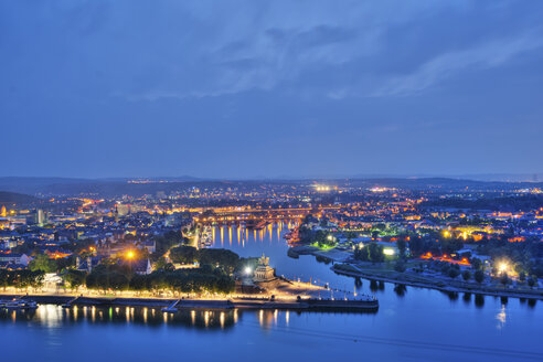 Deutschland, Rheinland Pfalz, Koblenz, Blick auf das Deutsche Eck am Abend - PAF000323