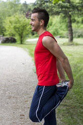 Mann beim Stretching im Park - DAWF000075