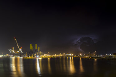 Deutschland, Bremerhaven, Windkraftanlage, Installationsschiff bei Nacht - SJ000084