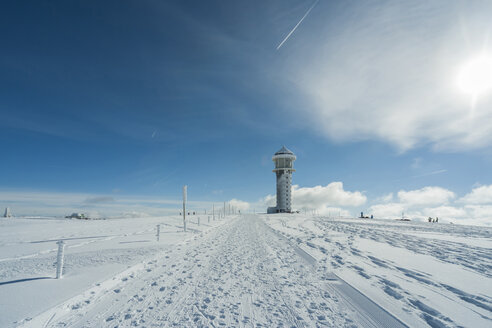 Deutschland, Baden-Württemberg, Schwarzwald, Feldberg, Feldbergturm im Winter - PAF000319