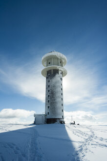 Deutschland, Baden-Württemberg, Schwarzwald, Feldberg, Feldbergturm im Winter - PAF000318