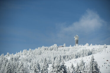 Deutschland, Baden-Württemberg, Schwarzwald, Feldberg, Feldbergturm und Skipiste im Winter - PAF000311