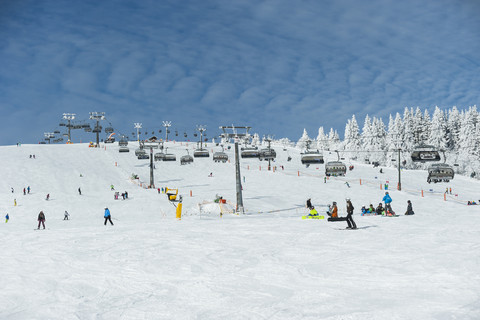 Deutschland, Baden-Württemberg, Schwarzwald, Feldberg, Skilift und Skipiste im Winter, lizenzfreies Stockfoto