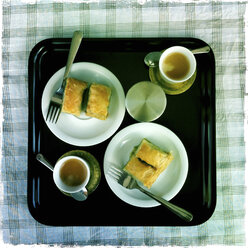 Tablett mit Kaffee und Süßspeise (Baklava), von oben, Österreich - DISF000483