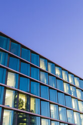 Deutschland, Baden-Württemberg, Stuttgart, Teil der Fassade eines Bürogebäudes im Europaviertel - WDF002239