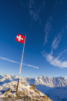 Schweiz, Graubünden, Savognin, Berggipfel Piz Martegnas, Schweizer Flagge - WDF002265