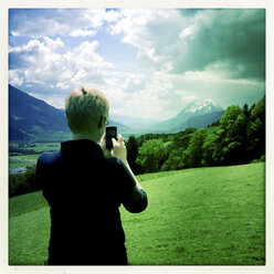 Frau fotografiert mit ihrem Smartphone, Enns, Steiermark, Österreich - DISF000500