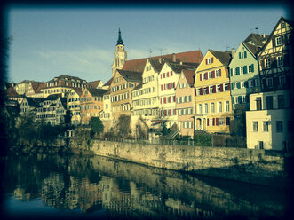 Deutschland, Baden-Württemberg, Tuebingen, Neckarfront, Altstadt mit Stifskirche - LVF000550