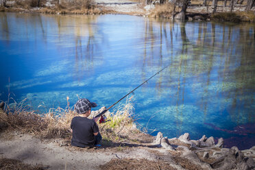 USA, Texas, Junger Junge beim Fischen - ABAF001193