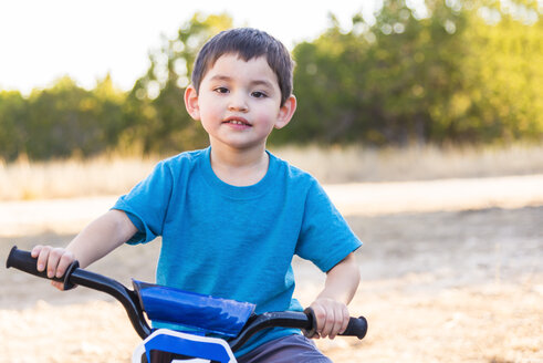 USA, Texas, Kleiner Junge auf Fahrrad - ABAF001207