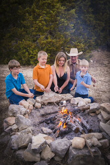 USA, Texas, Familie Braten von Marshmallows über dem Lagerfeuer - ABAF001196