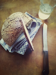 Roggenbrot mit Messer und Glas Wasser - MYF000138