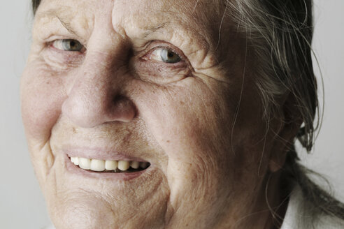 Porträt einer lächelnden älteren Frau - JATF000666