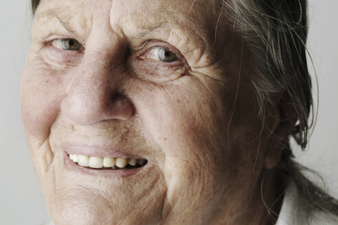 Portrait of smiling senior woman - JATF000666