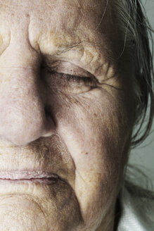 Porträt einer älteren Frau mit geschlossenen Augen, Teilansicht - JATF000634