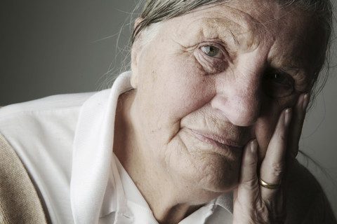 Porträt einer älteren Frau, Nahaufnahme, lizenzfreies Stockfoto