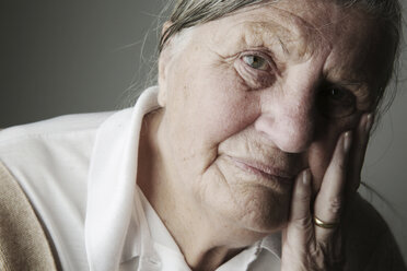 Portrait of senior woman, close-up - JATF000647