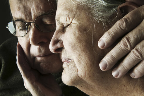 Porträt eines älteren Paares mit geschlossenen Augen, Nahaufnahme - JATF000650