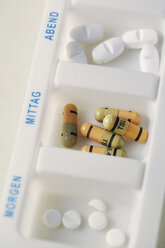 Pill organizer, close-up - JATF000654