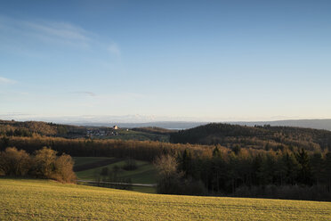 Deutschland, Baden-Württemberg, Landkreis Konstanz, Blick über Bodanrück zum Schloss Freudental, im Hintergrund Schweizer Alpen mit Saentis - EL000825