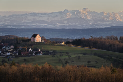 Deutschland, Baden-Württemberg, Landkreis Konstanz, Blick über Bodanrück zum Schloss Freudental, im Hintergrund Schweizer Alpen mit Saentis - EL000826