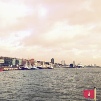 Blick auf die Docklandpier und das Hamburg Cruise Center Altona, Kreuzfahrtschiff Queen Elizabeth, Elbe, Hamburg, Deutschland - SEF000478