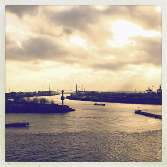 Blick vom Dockland-Gebäude auf die Elbe und die Hafeneinfahrt Köhlbrand, Hamburg, Deutschland - SEF000483